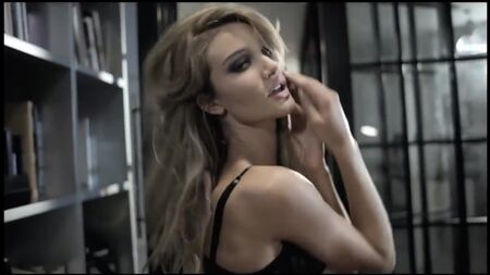 Rosie Huntington-Whiteley con lencería de Agent Provocateur (2008) eng