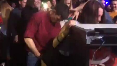Sexo en un club para mayores de 18 años