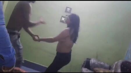 Una chica desi baila desnuda con dos chicos