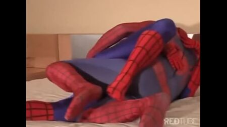 Spiderman XXX: Spiderman gay sin condón