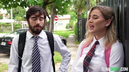 Los estudiantes tienen sexo nada más verse. Vídeo porno con Blake Blossom y Nade Nasty