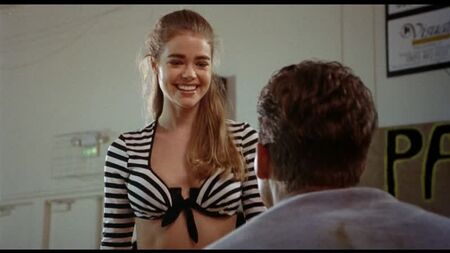 Denise Richards (escenas sensuales de Denise Richards en «Tammy and the T-Rex», 1994)