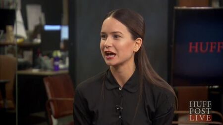Katherine Waterston habla de su divertida escena de desnudo en «Inherent Vice» - WOW.com