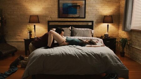 Emily Hampshire desnuda - Mi incómoda aventura sexual (2012) HD 1080p