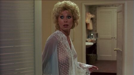 Leslie Easterbrook desnuda - Private Resort (1985) HD 1080p