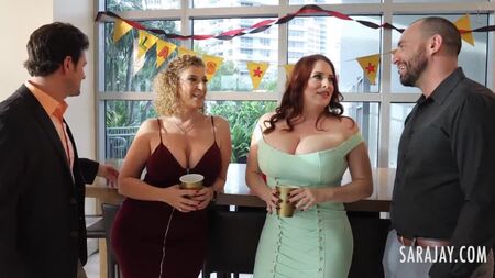 Sara Jay recibe una follada dura por detrás, mientras su amiga Maggie Green se la chupa a otro tío