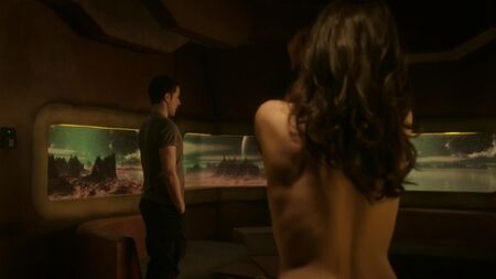 Melissa O'Neil, Ruby Rose desnuda - Dark Matter (2015) T1E07