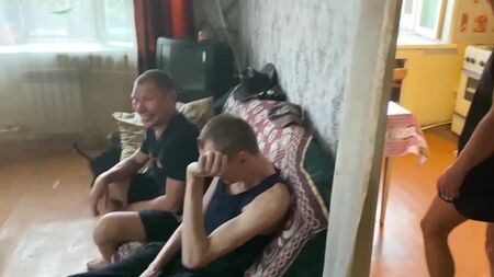 Oleg Mongol, Pasha el Loco e Iriska Chiki-Piki preparan pasta a la marinera
