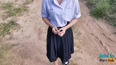 Melon_Ice_-_Una_estudiante_se_acuesta_con_su_profesor_a_cambio_de_notas_en_el_bosque_Biología_Tailandesa_Follando_con_el_profesor.mp4