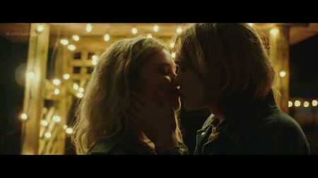 Katherine Langford - Spontaneous (2020) HD 1080p ¿Desnuda? ¡Qué sexy! Ver online / Кэтрин Лэнгфорд - Спонтанность