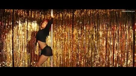 Salma Hayek desnuda haciendo un striptease en la película «El americano»