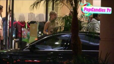 Julie Benz y Rich Orosco saludan a sus fans en Beverly Hills
