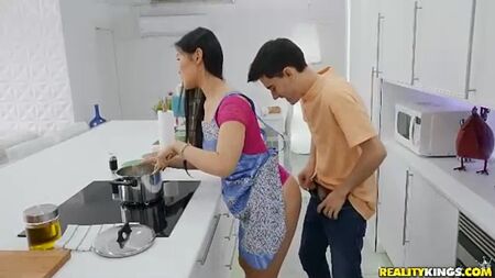 Cocina con Katana - XFantazy.com.mp4