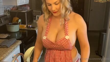 Chelsea Wilde, ama de casa preparando la cena, tetas grandes en la cocina, criada