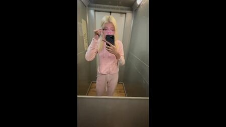 Yulia Finess con un cuchillo