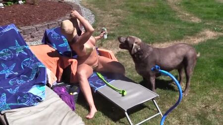 Mamá MILF en bikini, madura, con tanga en Malibú, su perfil: bit.ly/2LkLNyE