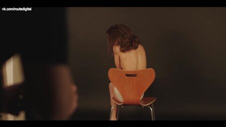 Sophie Cookson desnuda (cubierta) - El juicio de Christine Keeler (2019) T1, ep. 2-4 en HD 1080p. Ver online