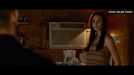 Elizabeth Olsen - Escenas de sexo explícito - Pechos grandes al descubierto - Oldboy (2013)