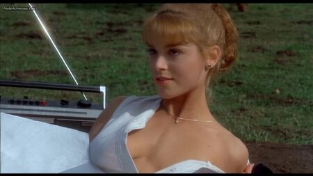 Betsy Russell desnuda - Private School (1983) HD 1080p
