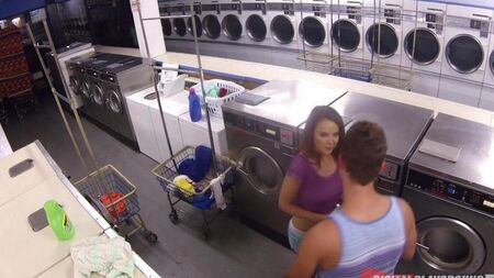 Un hombre follado a Dillion Harper en la lavandería