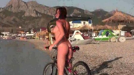Desnudo en la bicicleta