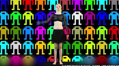 Striptease bailando frente a una multitud de hombres que exponen tetas