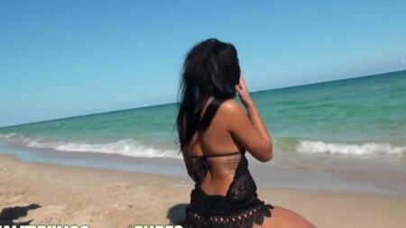 Se quitó la chica de la playa y se folló duro