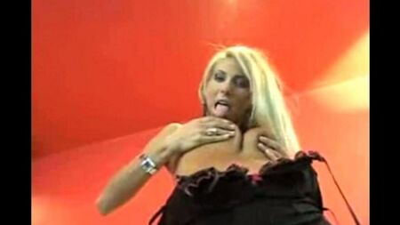 Striptease de baile rubio caliente