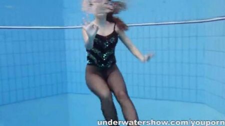 Mujer desnuda en la piscina