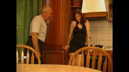 El abuelo sedujo a su nieta