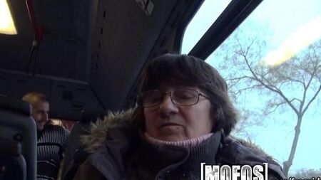 Sexo público en un autobús con un extraño