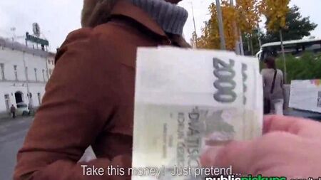 Rubia folla por dinero por un nuevo sofá