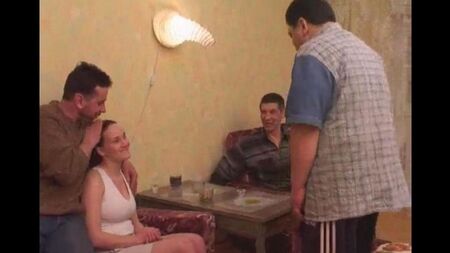 Un tío borracho con amigos hace un incesto con una sobrina
