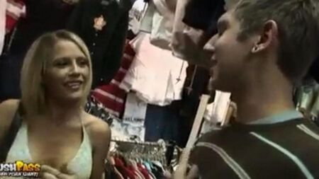 Pikap en una tienda porno