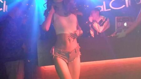 Baile twerk asiático de una chica japonesa sexy con trasero en vaqueros