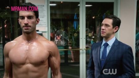 Famosos masculinos atractivos hacen ejercicio desnudos