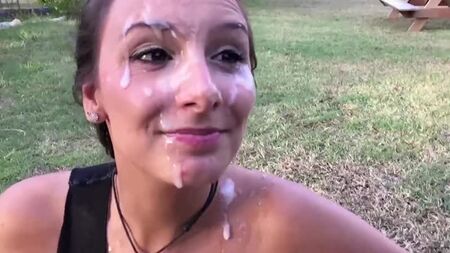 Aquí tienes una recopilación de corridas en la cara de Mariah Leonne; a esta zorra le encanta que le den una buena corrida en la cara