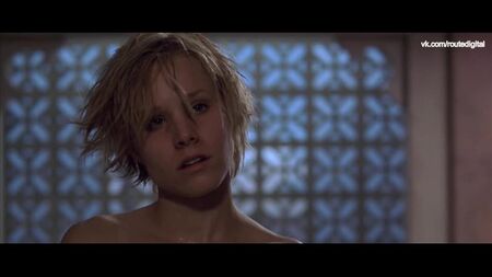 Kristen Bell desnuda (se le ve un pezón) en «Spartan» (2004) en HD 1080p. Ver online