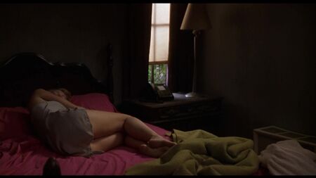 Escenas de sexo lésbico con Naomi Watts y Laura Harring desnudas en «Mulholland Drive» en HD 720p