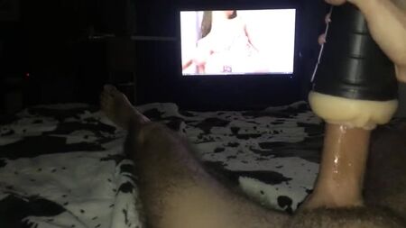 Se masturba viendo porno con un masturbador
