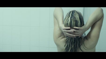 Rachael Taylor desnuda - Ghost Machine (2009) HD 1080p
