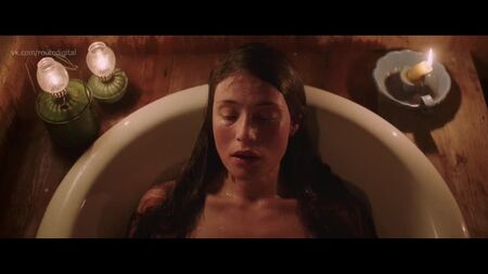 Gemma Arterton, Gugu Mbatha-Raw desnudas - Summerland (2020) HD 1080p Ver online / Gemma Arterton, Gugu Mbatha-Raw - Verano eterno