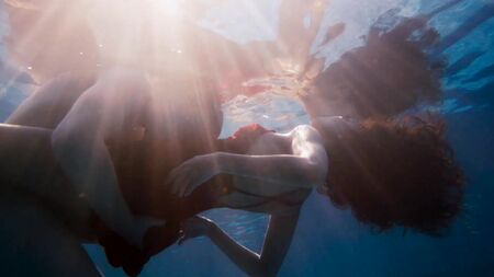 Mumbi Maina, Tina Desai, Jamie Clayton desnudas - Sense8 (2017) t2e5 HD 1080p en la web