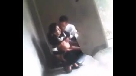 Una adolescente desi de instituto vive su primera experiencia salvaje