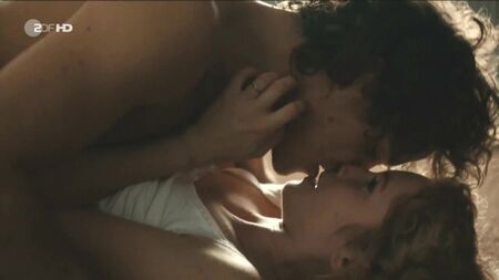 Cornelia Gröschel, Karoline Teska Nude - Una como ella (2015)