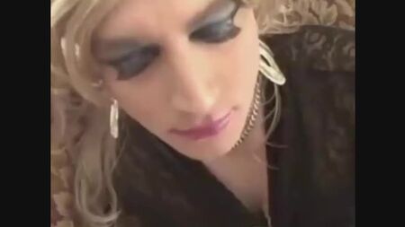 Una travesti sexy se la lleva a la boca - Shemalez - Canal de porno de transexuales y travestis shemalez.com (65850101) (vía Skyload)