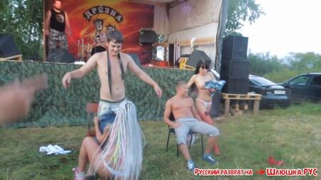 ¡Unas mamás rusas se lo montaron con unos chicos justo al lado del escenario de rock! (porno brutal, vídeo porno repugnante, vídeos porno con estrellas, bajo la falda)