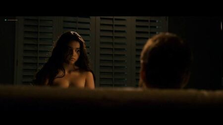 Summer Bishil (escenas sensuales de Summer Bishil en «Nothing Is Private», 2007)