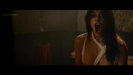 Michelle Rodríguez, Caitlin Gerard desnudas - The Assignment (2016) HD 1080p Ver online