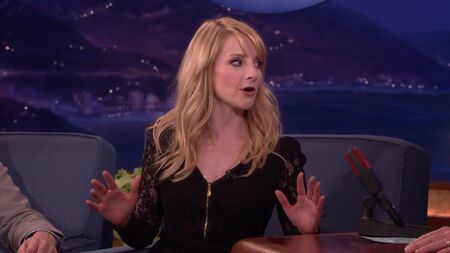 A Melissa Rauch le encantó ir de compras para su doble de cuerpo desnudo - El programa de Conan O'Brien